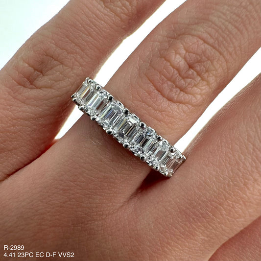 Anillo de eternidad de talla esmeralda de diamantes naturales de 4,41 quilates