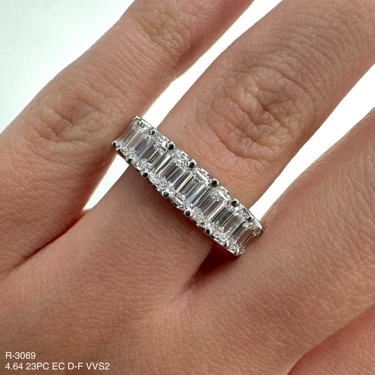 Anillo de eternidad de talla esmeralda de diamantes naturales de 4,64 quilates