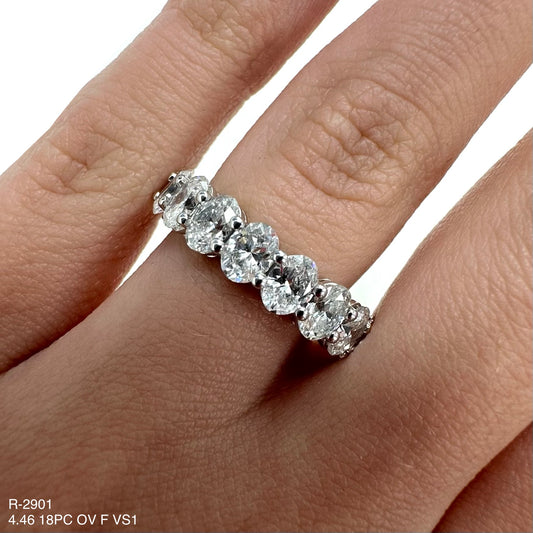 Alianza de eternidad ovalada con diamantes naturales de 4,46 quilates