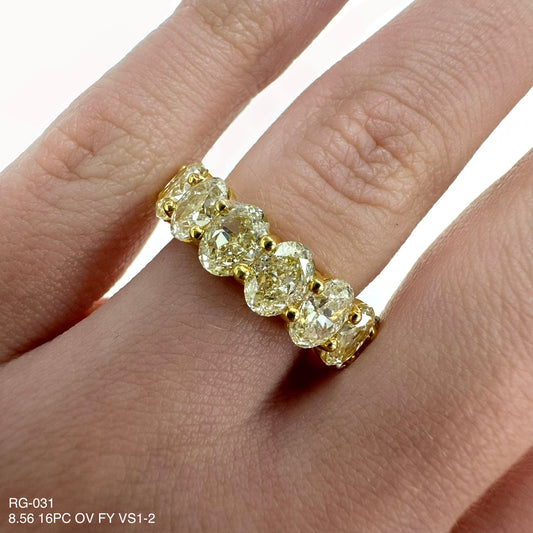 Alianza de eternidad ovalada con diamantes naturales de 8,56 quilates