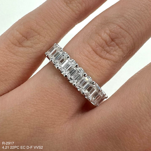 Anillo de eternidad de talla esmeralda de diamantes naturales de 4,21 quilates