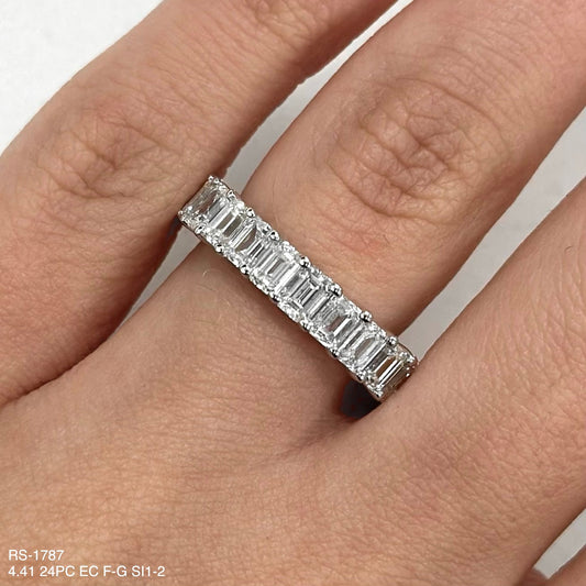 4,41 quilates. Alianza de eternidad con diamantes naturales de talla esmeralda