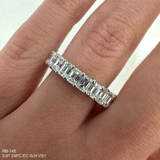 Anillo de eternidad de talla esmeralda de diamantes naturales de 3,97 quilates