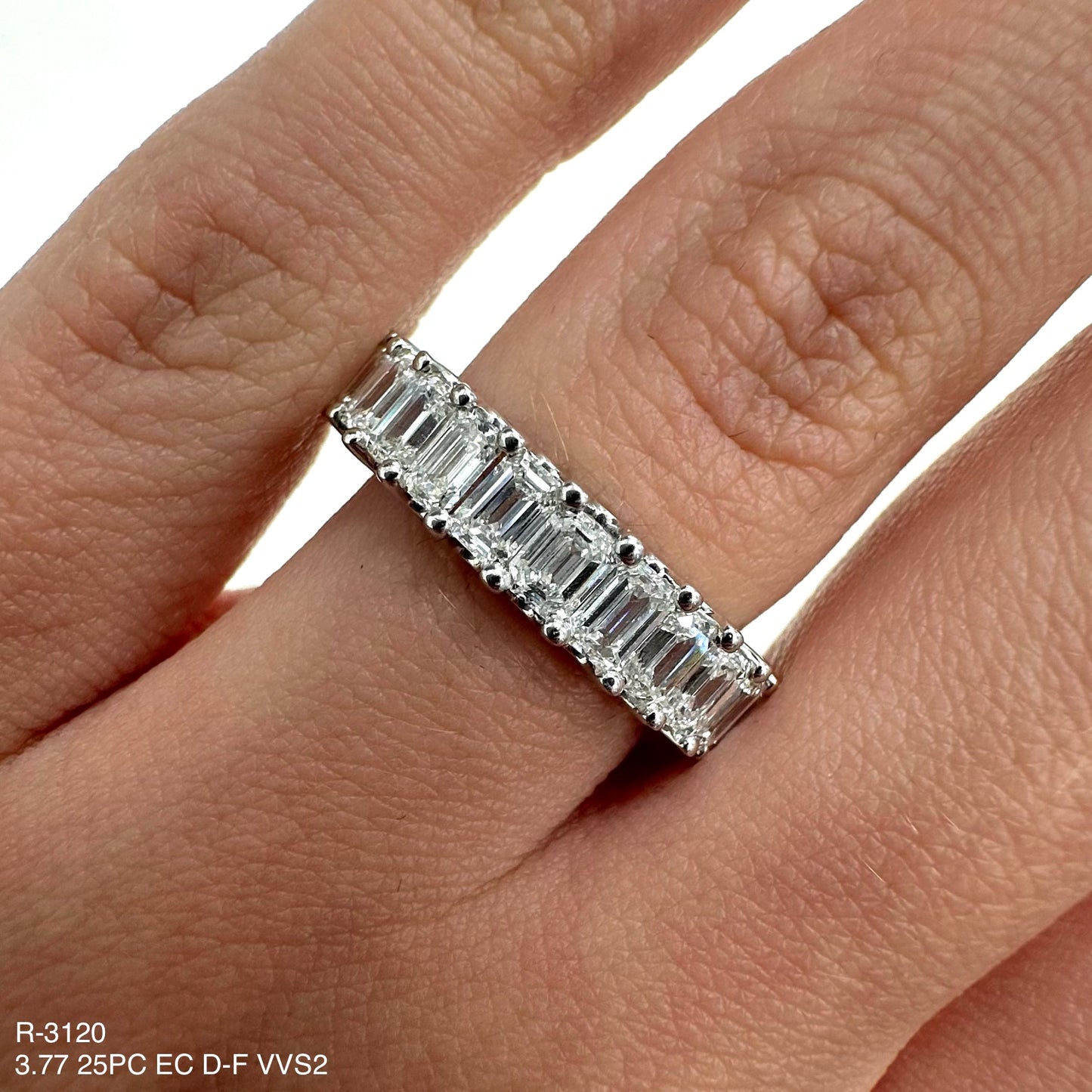 Anillo de eternidad de talla esmeralda de diamantes naturales de 3,77 quilates