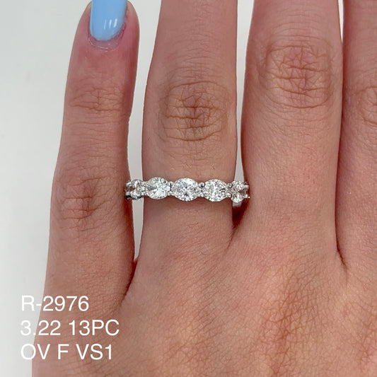 Alianza de eternidad ovalada con diamantes naturales de 3,22 quilates