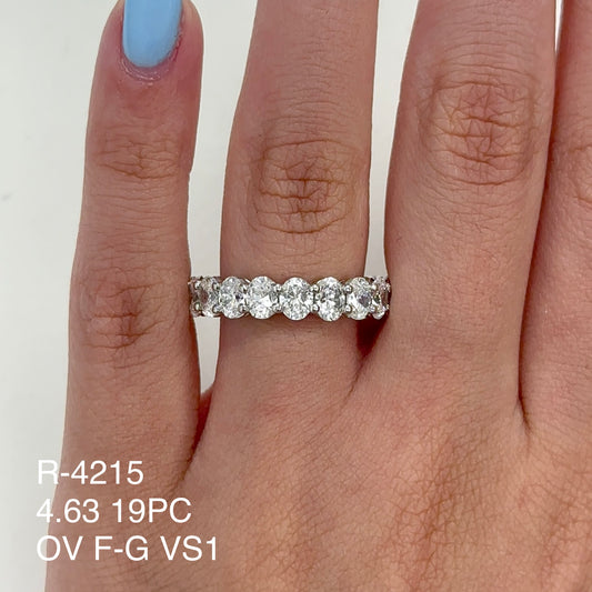 Alianza de eternidad ovalada con diamantes naturales de 4,63 quilates