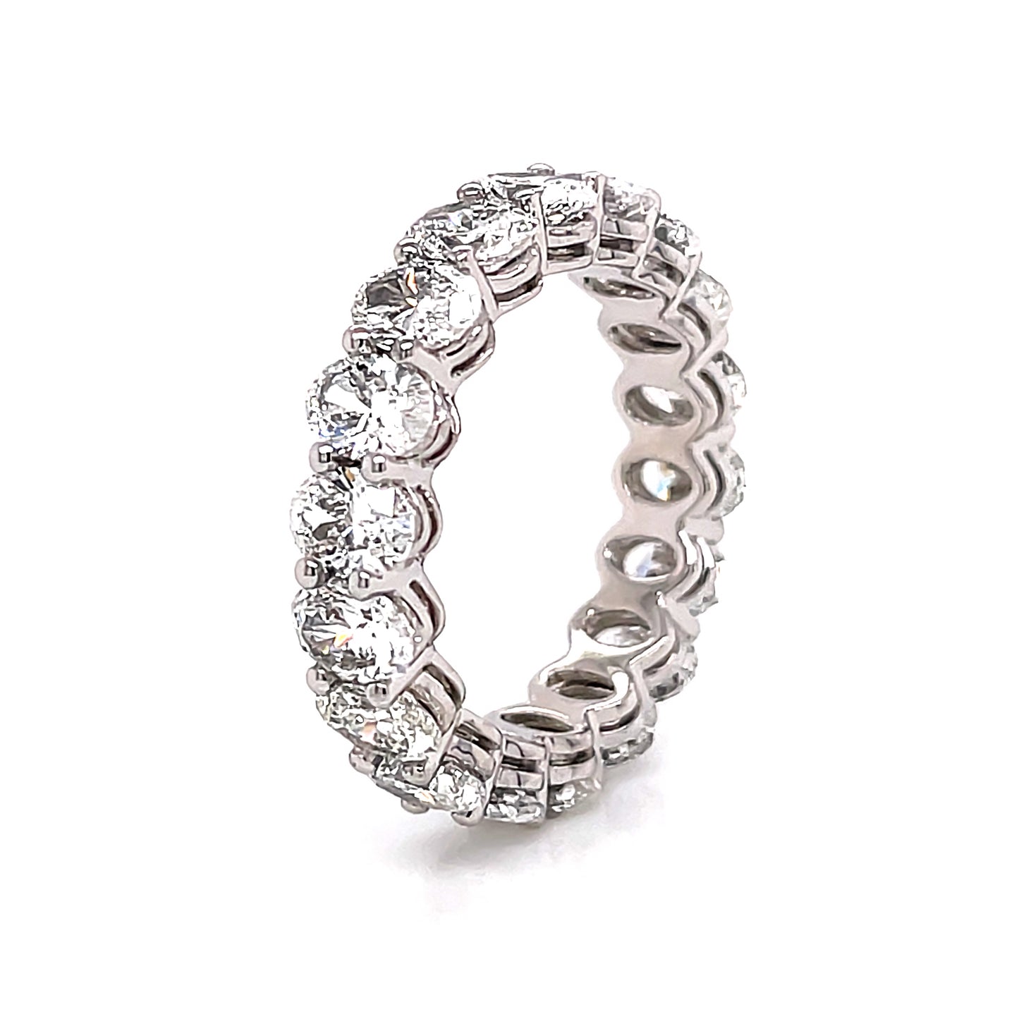 Alianza de eternidad ovalada con diamantes naturales de 4,46 quilates