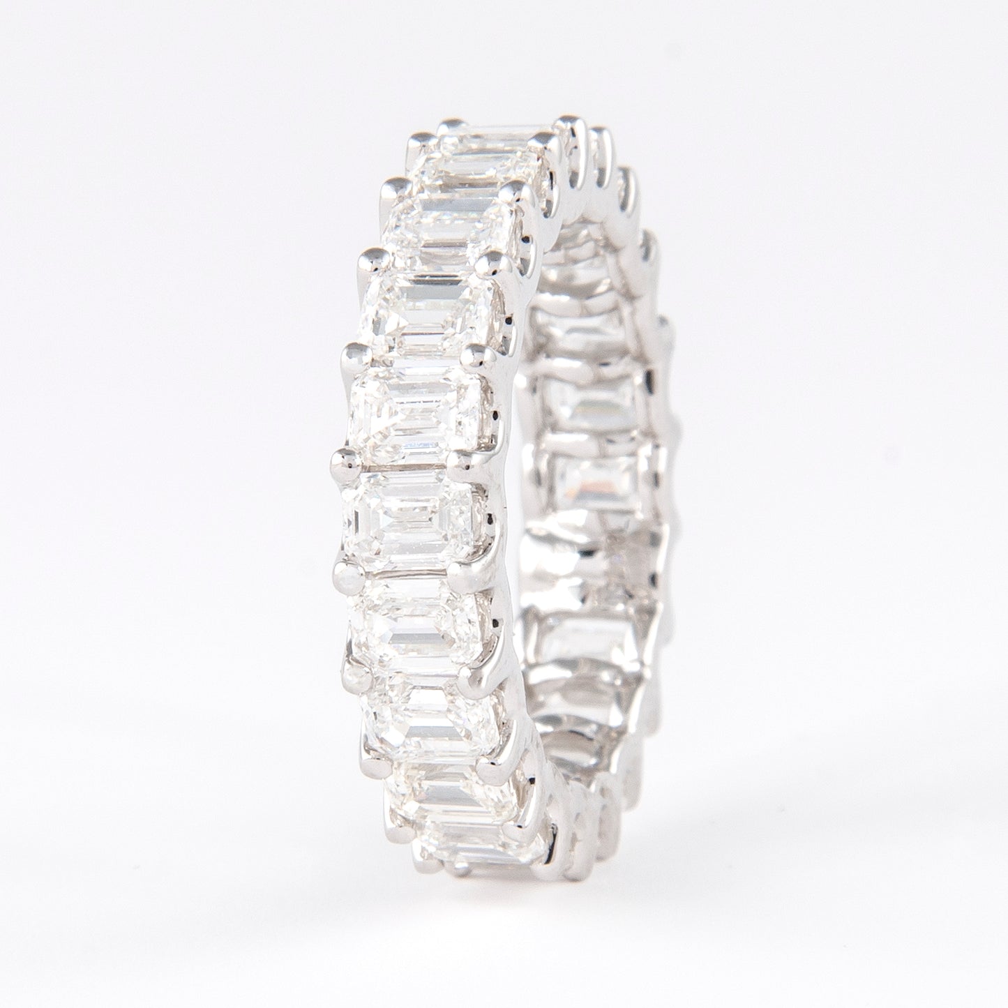 Anillo de eternidad de talla esmeralda de diamantes naturales de 4,21 quilates