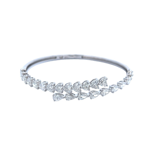 Brazalete superpuesto de diamantes en forma de pera y corazón de 18k Wg 6.52